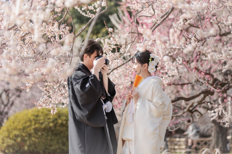 梅をバックに写真の撮りっこ