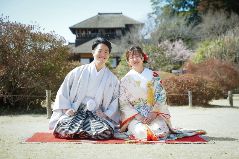 笑顔で結ぶ正座カット。楽しさ溢れる門出の記念に