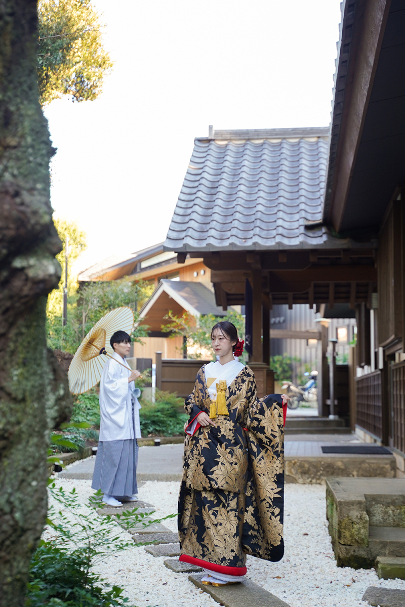風情ある日本庭園に佇む凛とした和姿