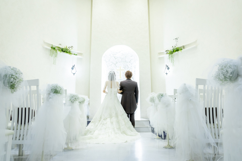 白いチャペルへ入場