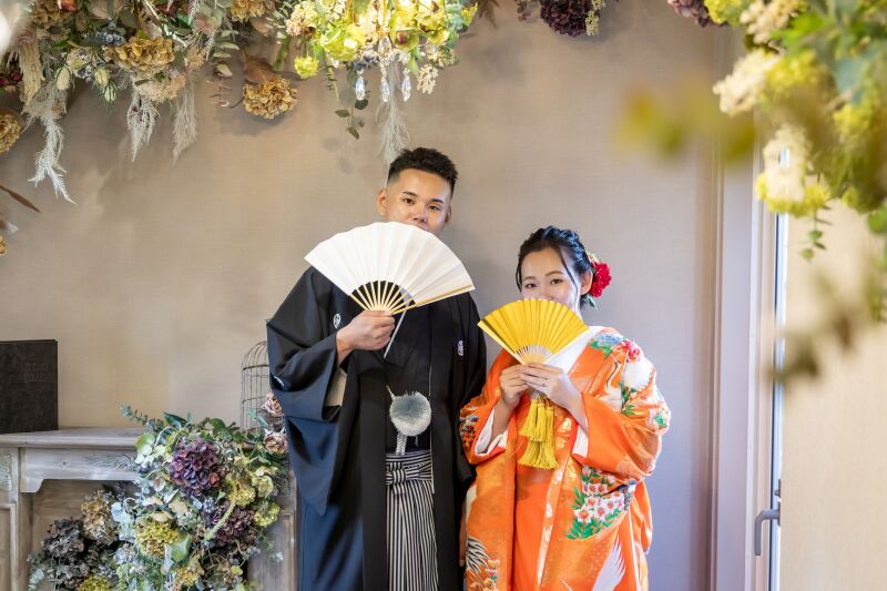 扇子でかわいい笑顔