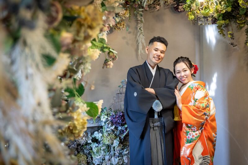 アンティークな花に囲まれて寄り添う