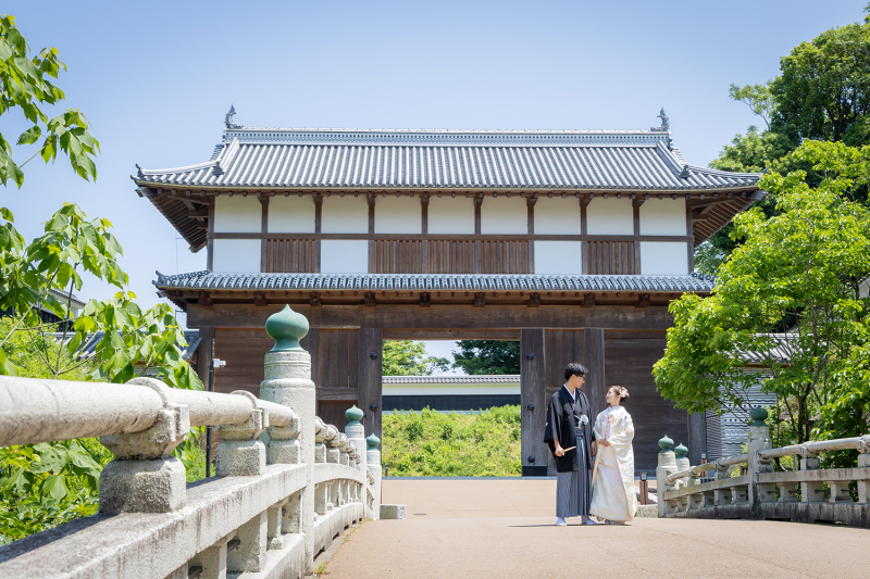 大手門を背景に佇む和姿