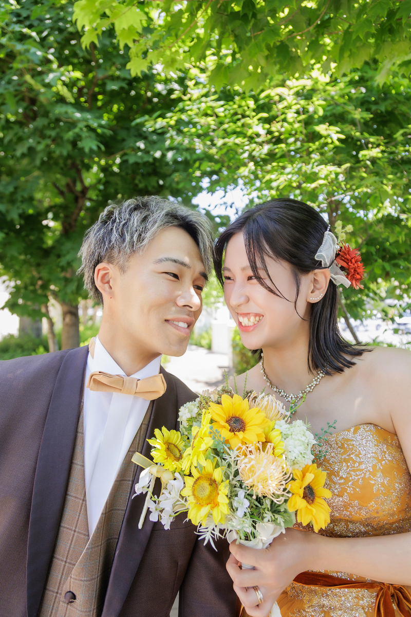 ひまわりブーケと弾けるおふたりの笑顔