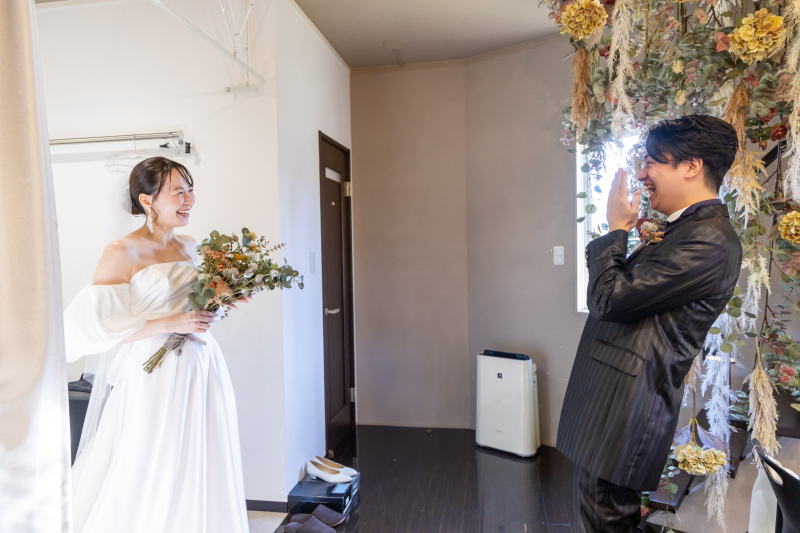 照れと喜びの間で