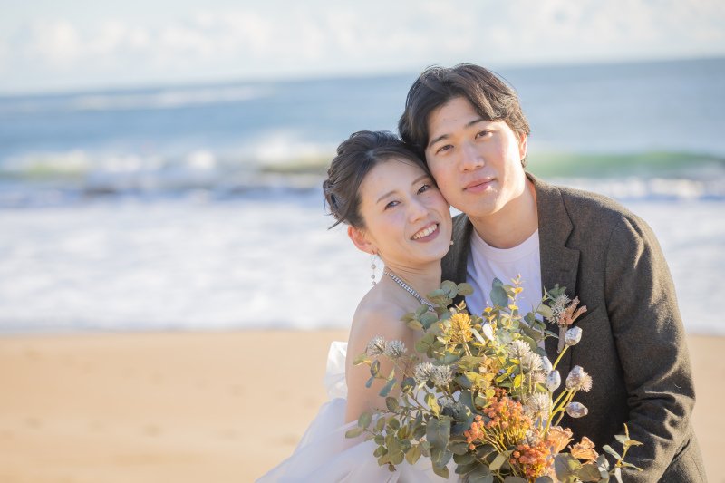 海辺でほっぺを寄せて