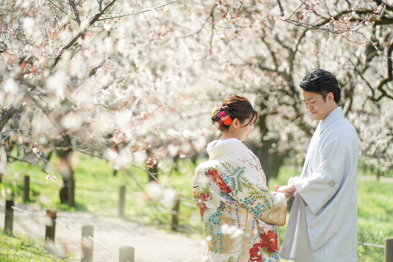 陽だまりの梅林で。未来へ繋ぐ、お二人の手と手