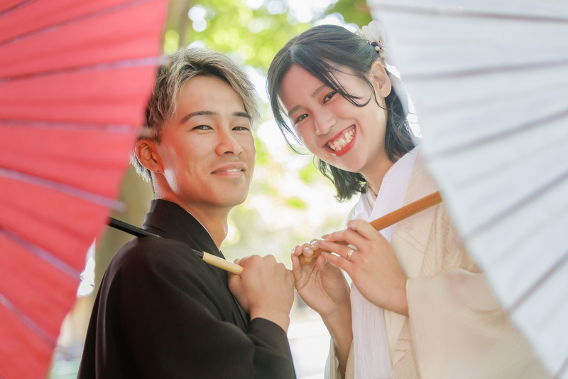 和傘から覗くおふたりの満面の笑み