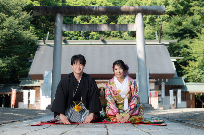 鳥居の前で整うふたり