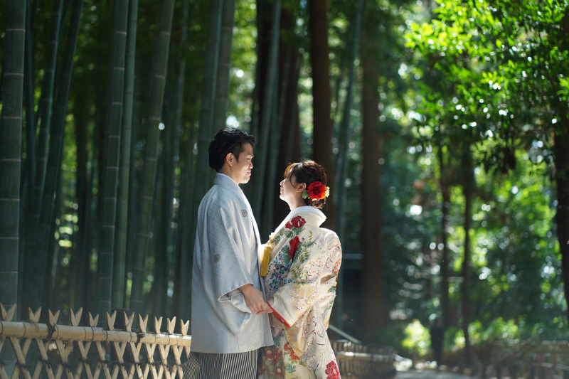 竹林の静寂に差す光。お二人を包む神秘的な空間