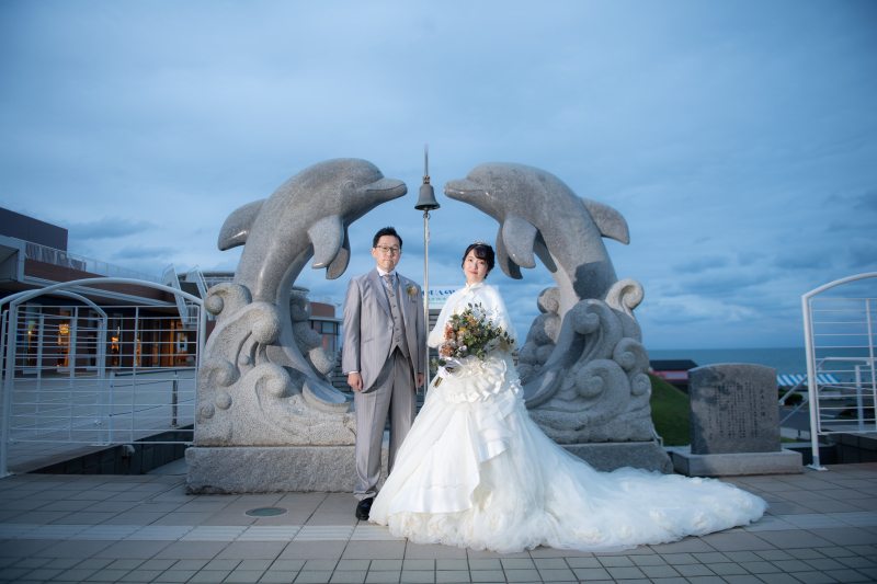 イルカと寄り添う二人