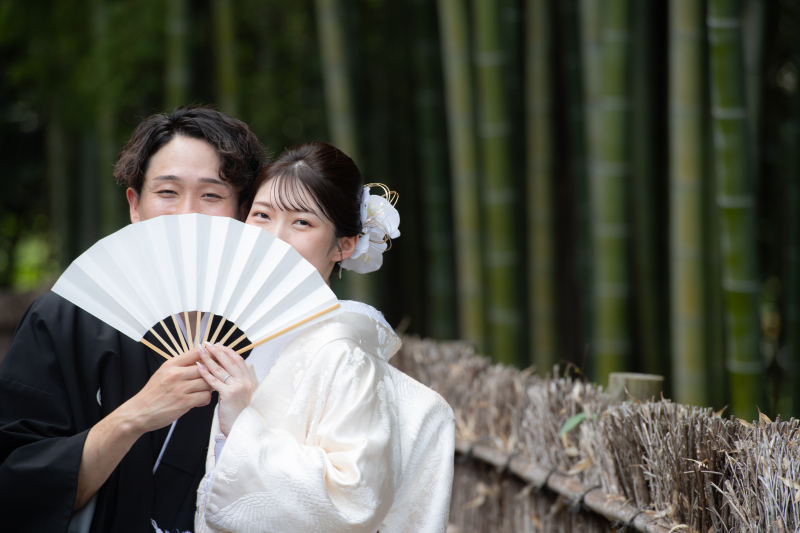 竹林の中でにっこりと