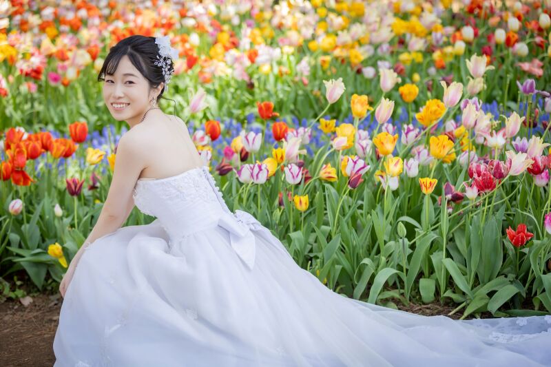カラフルなチューリップの中で。新婦様の可憐な一枚