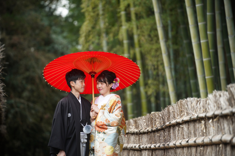 竹林に映える赤