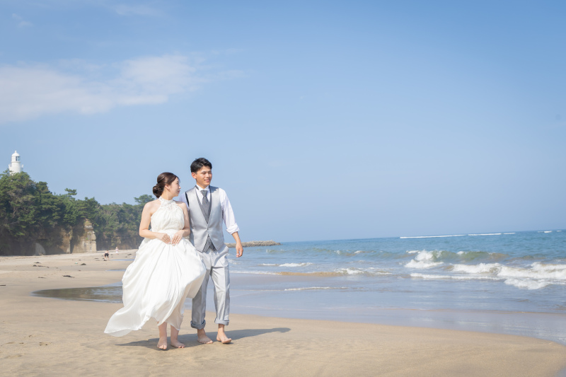 風になびくドレスと裸足