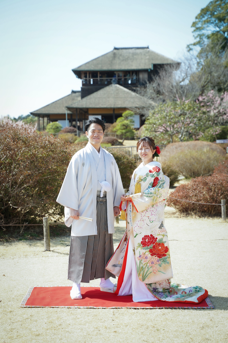 歴史を刻む好文亭を背に。赤毛氈で彩る正統派の美