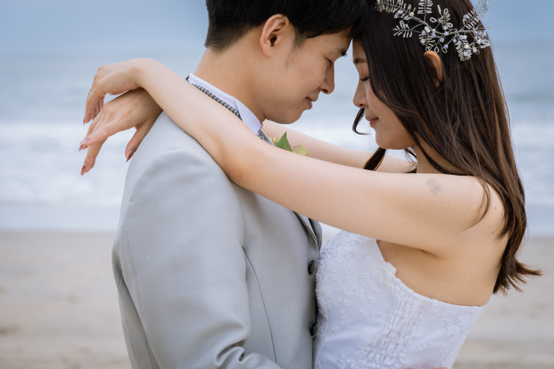 おでこを合わせた大人ショット