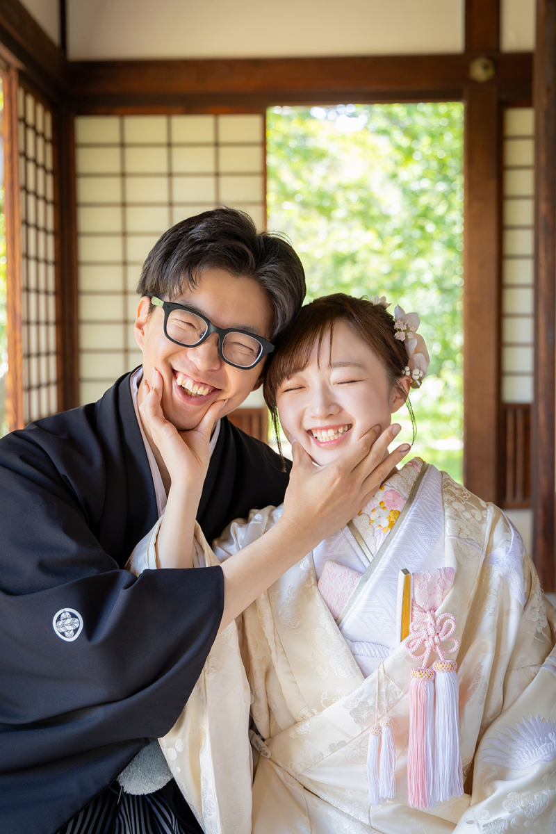 お互いの頬を寄せるお茶目な笑顔♡