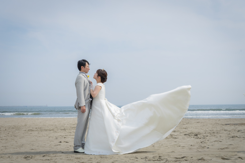 風になびくドレス