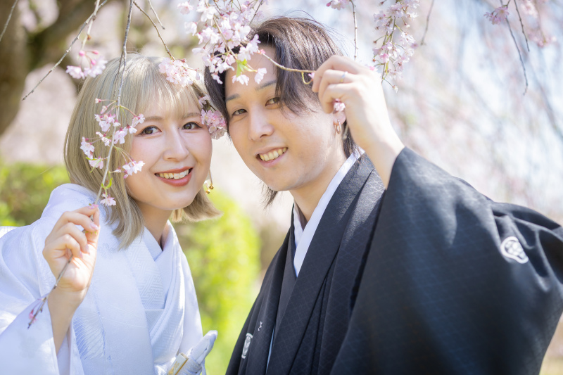 常陸風土記の丘、桜の枝に触れ合う笑顔のふたり