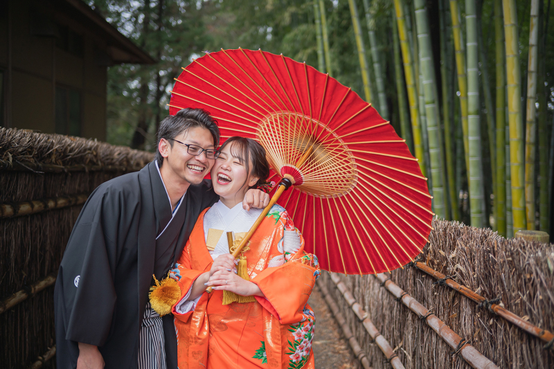 赤い番傘と竹林が魅せる弾ける笑顔