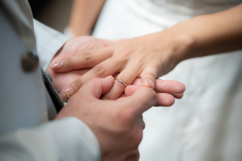 指輪をそっとはめて