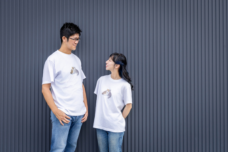 お揃いの猫Tシャツとデニムで見つめ合いショット
