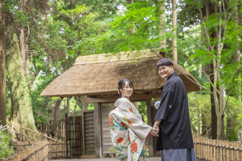 藁葺き門で振り返るふたり♪