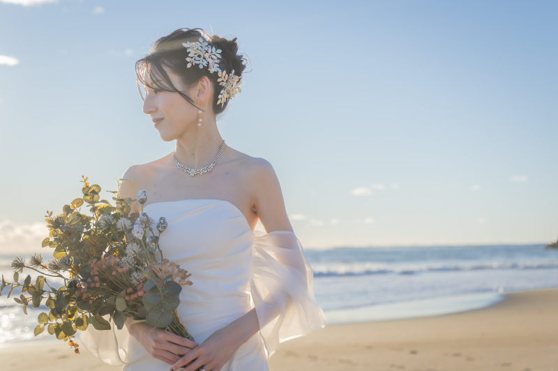 朝日が照らす砂浜で