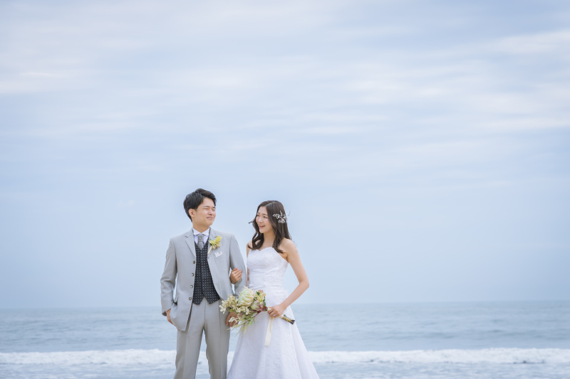 海で始まる洋装ロケ撮影