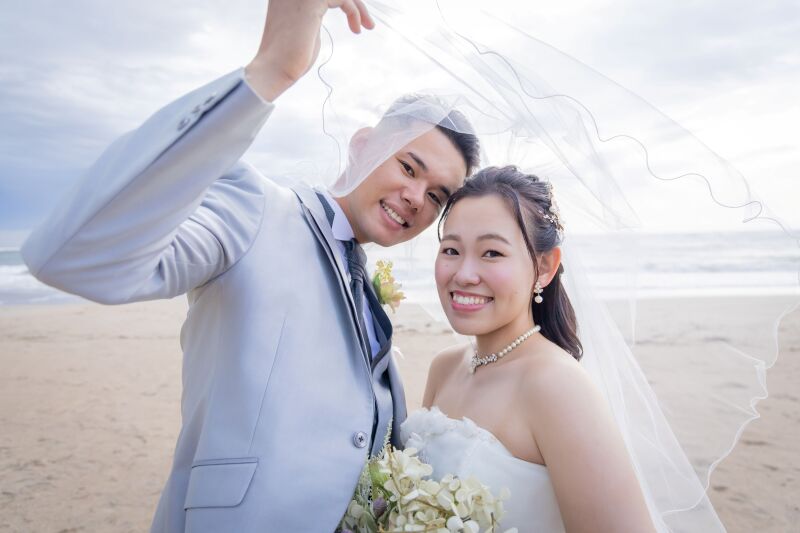 ベールの中で笑顔ひらく