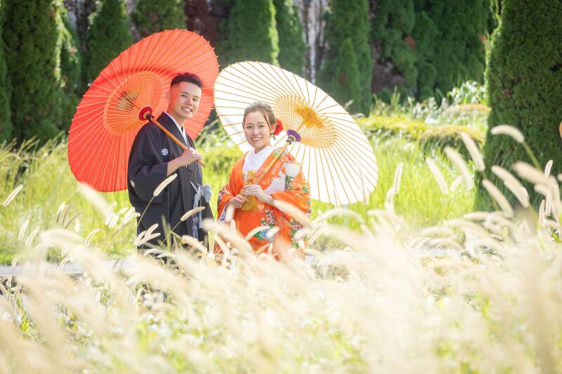 すすき越しの笑顔