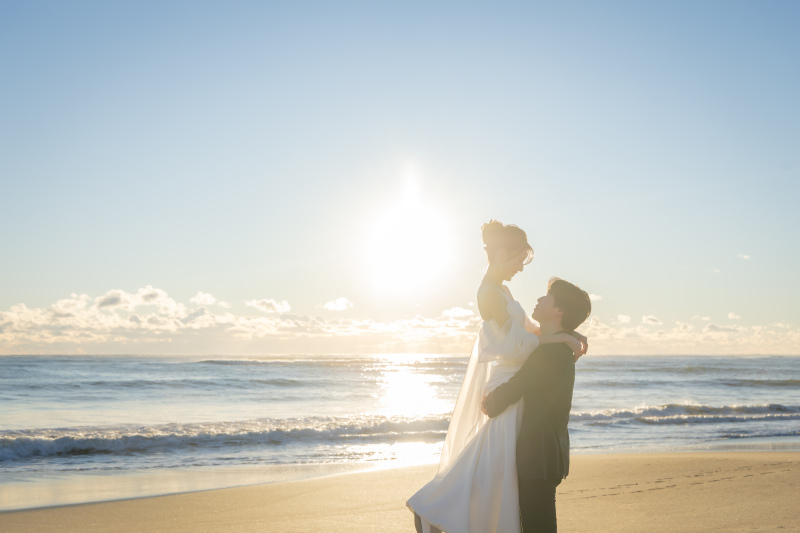 朝日を背にふたりの見つめあう姿