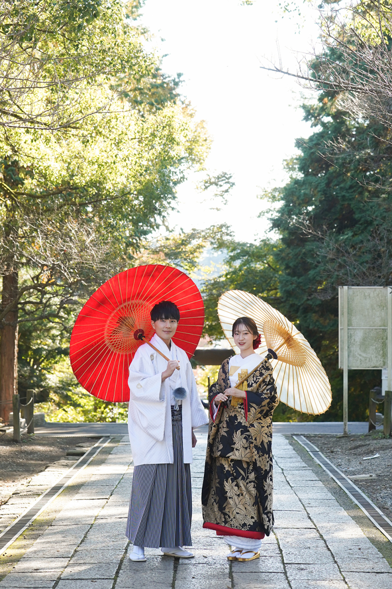 和傘を差し参道を歩む晴れやかな立ち姿