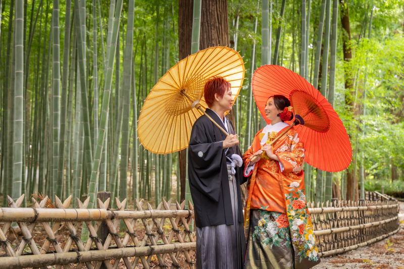竹林で映えるふたりの笑顔