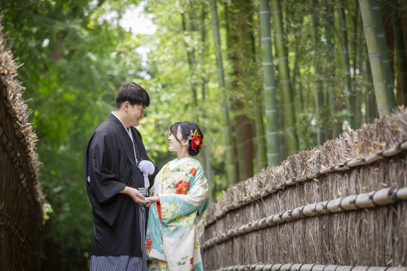 竹林の小径で見つめ合うふたり