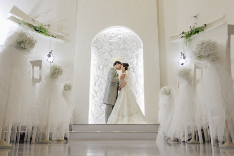 純白チャペルで誓いのキス