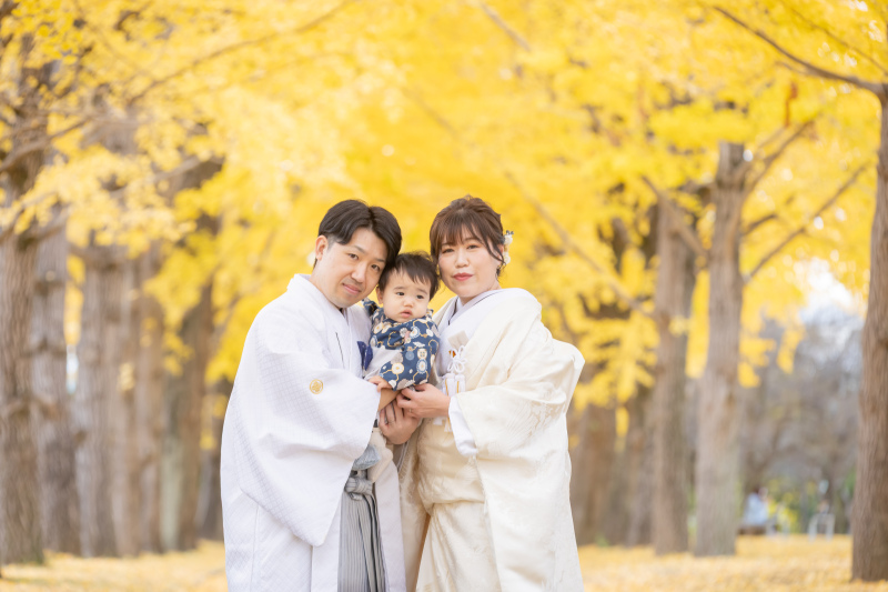 秋色の並木道とと家族時間