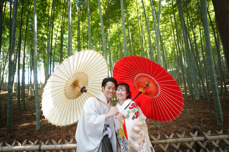 竹林に響くふたりの笑顔。和傘を寄せ合う幸せな時