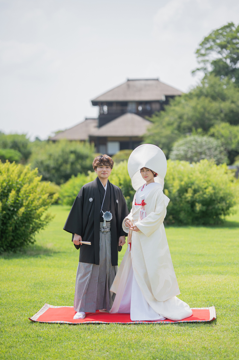 白無垢と広がる芝生