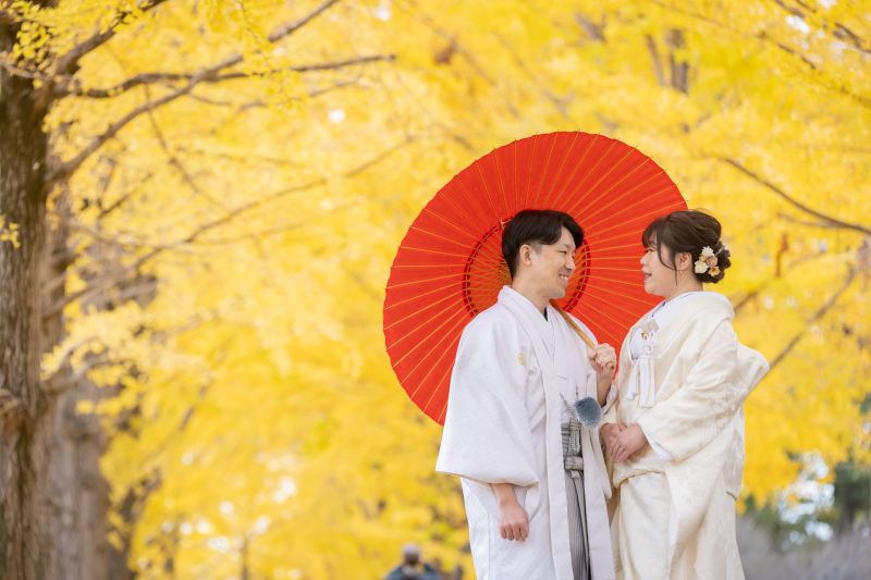 番傘の下で寄り添うふたり