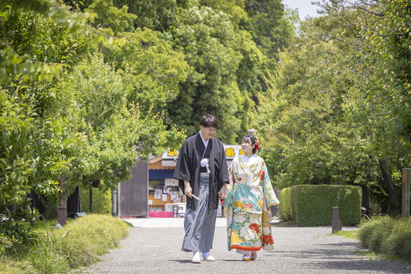 和装で歩く、緑に包まれた特別な時間