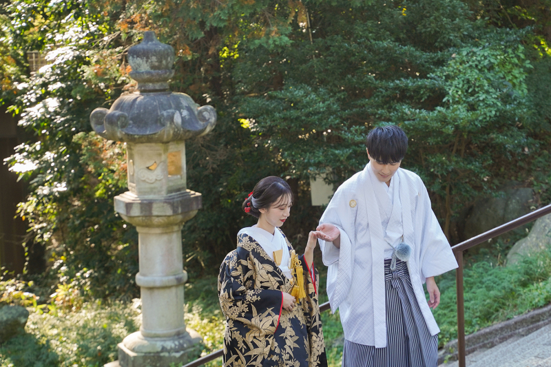 鮮やかな紅葉や情緒あふれる日本庭園に、お二人の優しい笑顔が映えるロケーション撮影