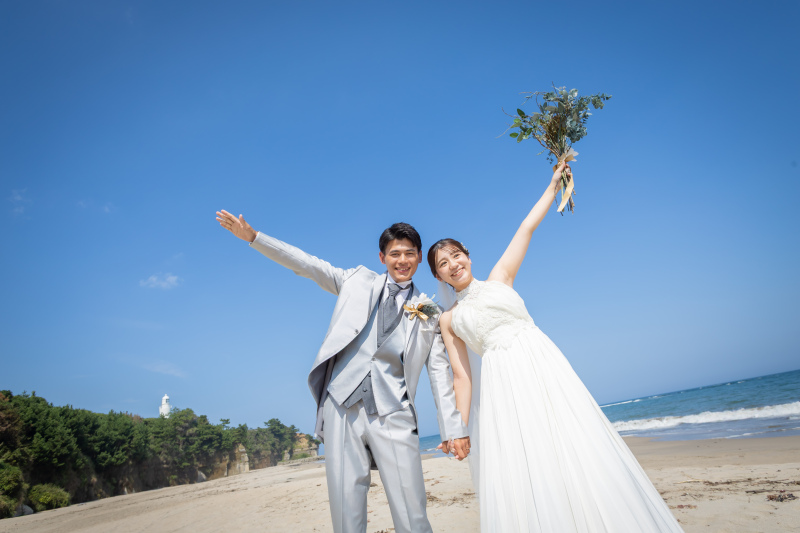 手を上げて思いきりスマイル★