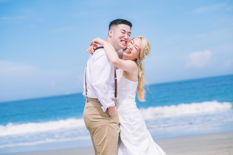 解放感ある場所でおふたりらしい一枚を