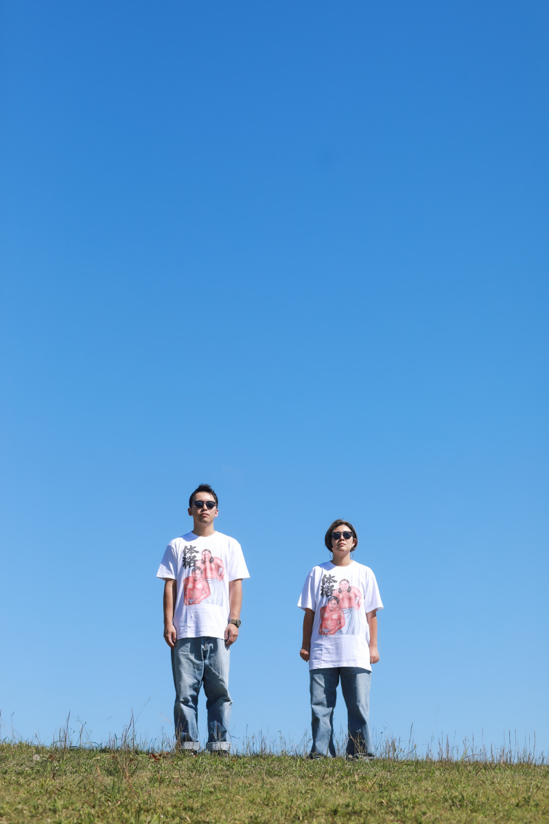 青空の下で肩を並べて