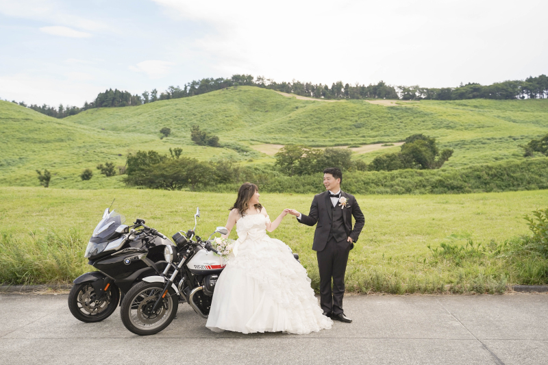 高原をバックに爽やかに