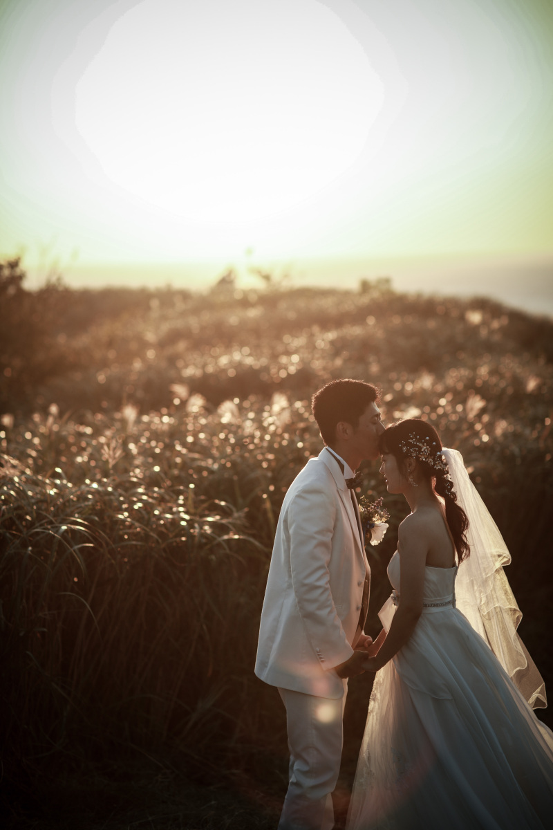 光の中でそっとキス