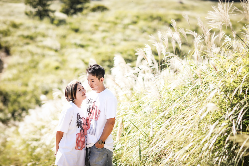 ススキの中で見つめ合うふたり