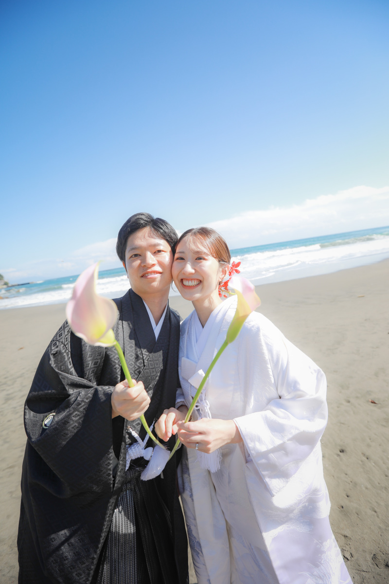 海と笑顔と一輪のカラー